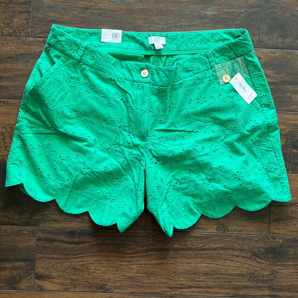 NWT Crown & Ivy Curvy Green Pattern Shelby Shorts Size 20W with 7” inseam.